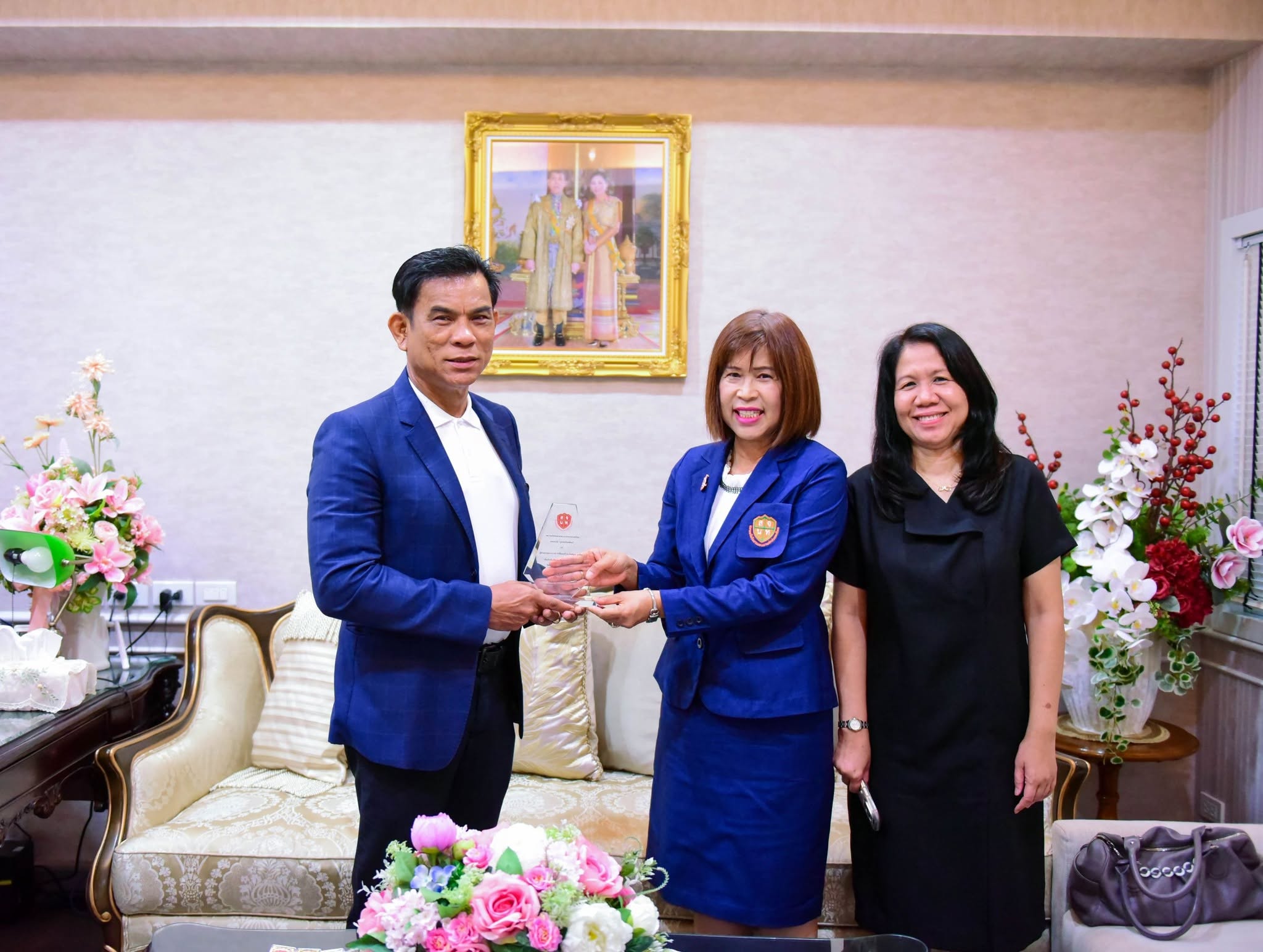 รับรางวัล “บุคคลเกียรติยศ”